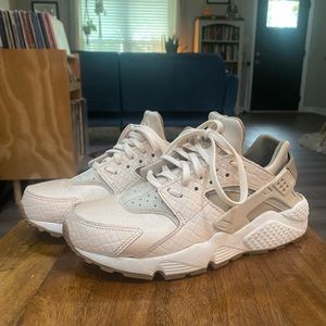 Nike Huaraches - Cream w/ Gun Soles - Size 7.5 Women’s